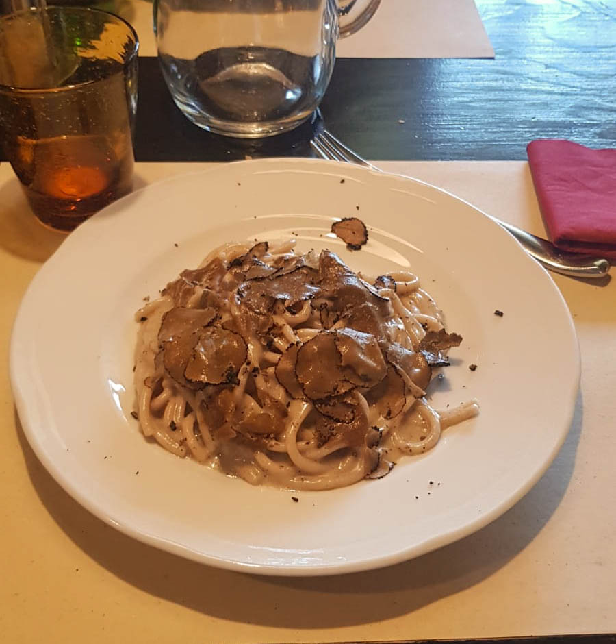 Umbricelli cacio e pepe, dove mangiare bene in Umbria