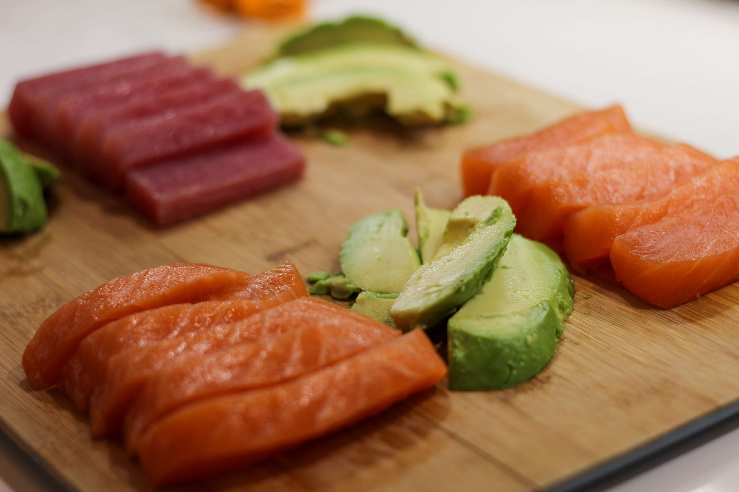 pesce crudo, sashimi, pese crudo e avocado